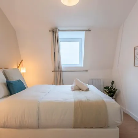 Deux Sur La Place Sebastopol Lille