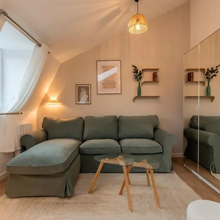 Deux Sur La Place Sebastopol Lille