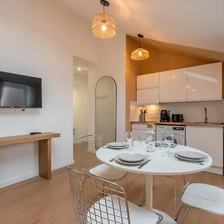 Deux Sur La Place Sebastopol