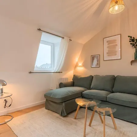 Deux Sur La Place Sebastopol *