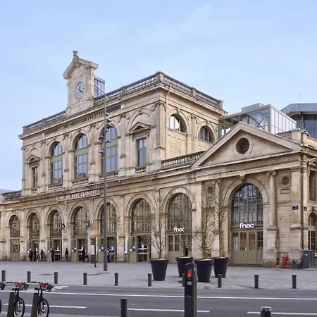 Deux Sur La Place Sebastopol