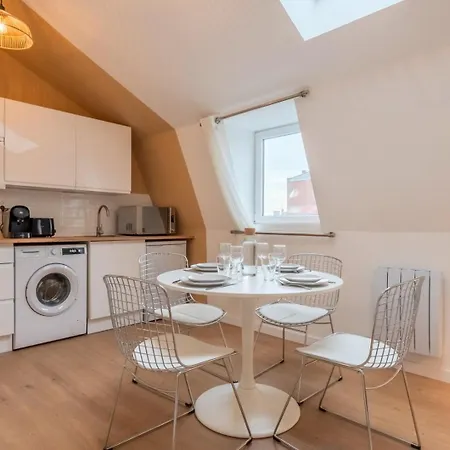 Deux Sur La Place Sebastopol *