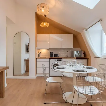 Deux Sur La Place Sebastopol